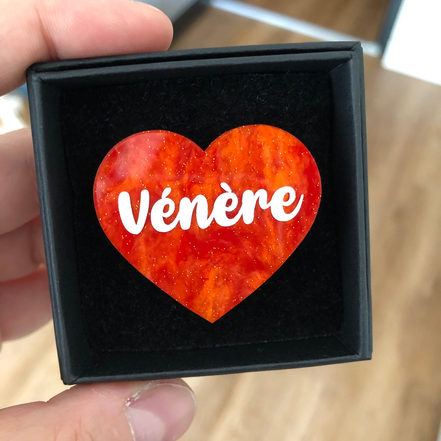 Broche "Vénère" en acrylique marbrée orange à paillettes