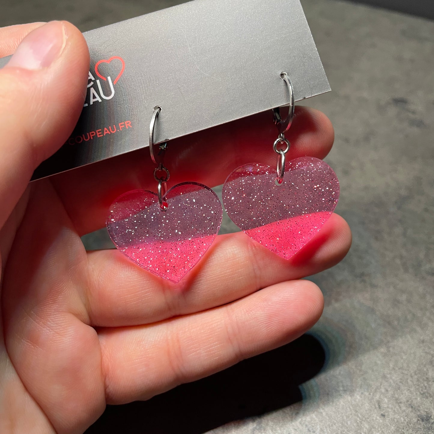 Petites boucles d'oreilles coeurs pendantes en acrylique transparente rose à paillettes