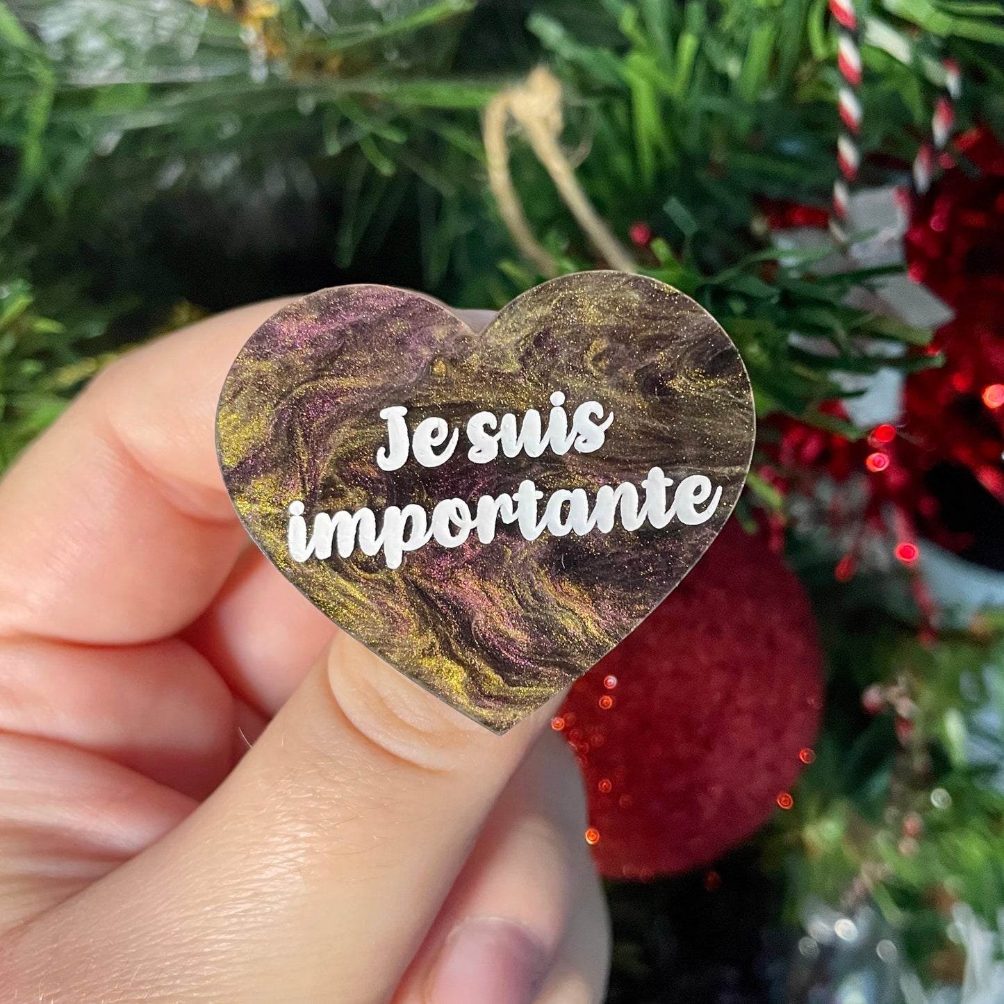 Broche "Je suis importante" en acrylique marbrée noire, violette et dorée
