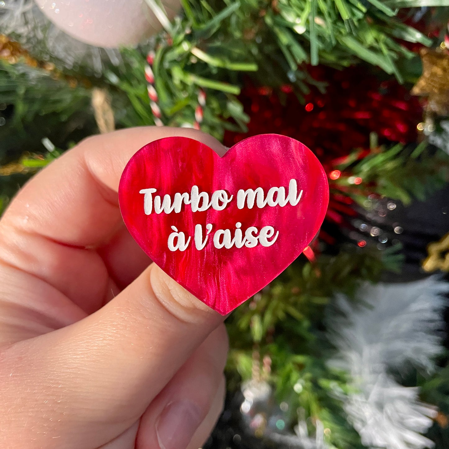Broche "Turbo mal à l'aise" en acrylique marbrée rouge/rose