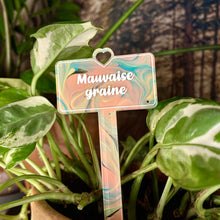 Charger l'image dans la galerie, Pic à plante "Mauvaise graine" en acrylique marbrée pastel jaune, verte et corail