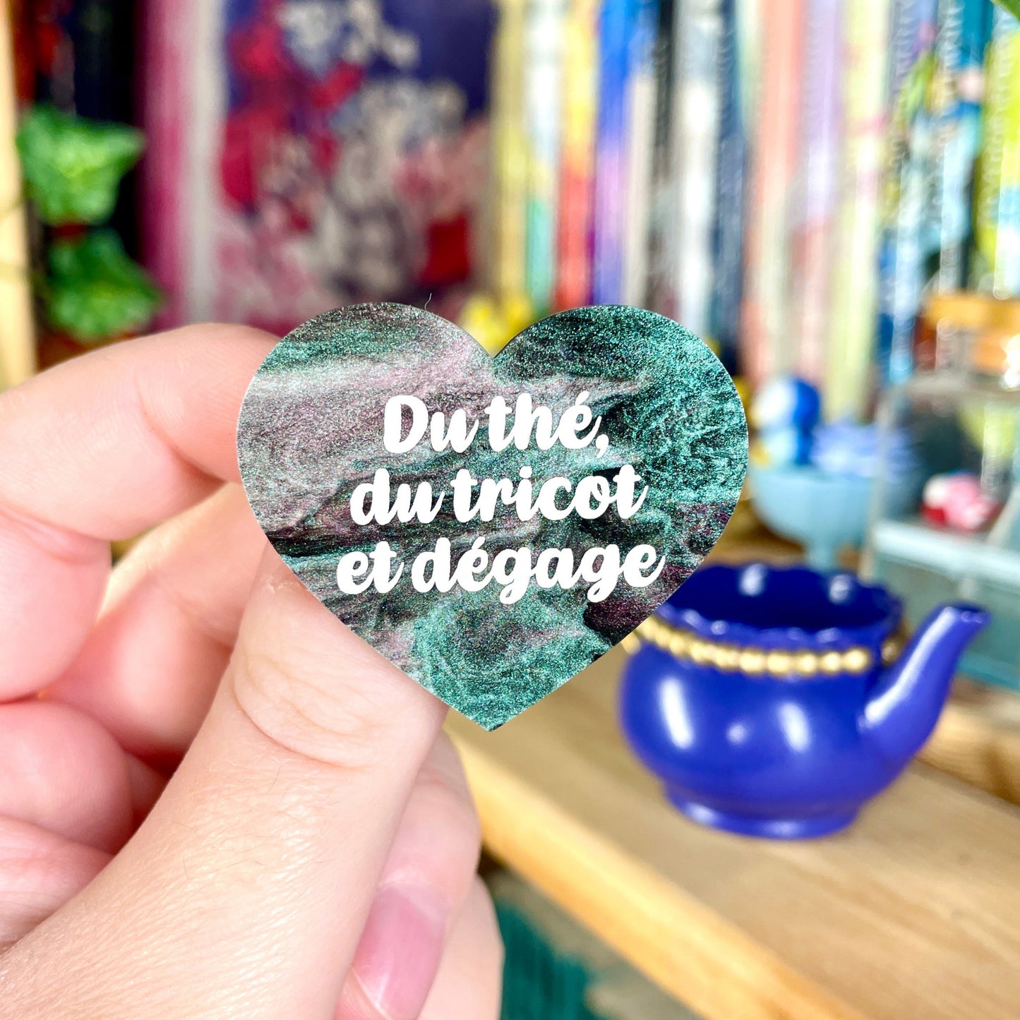 Broche "Du thé, du tricot et dégage" en acrylique marbrée verte, noire et rose
