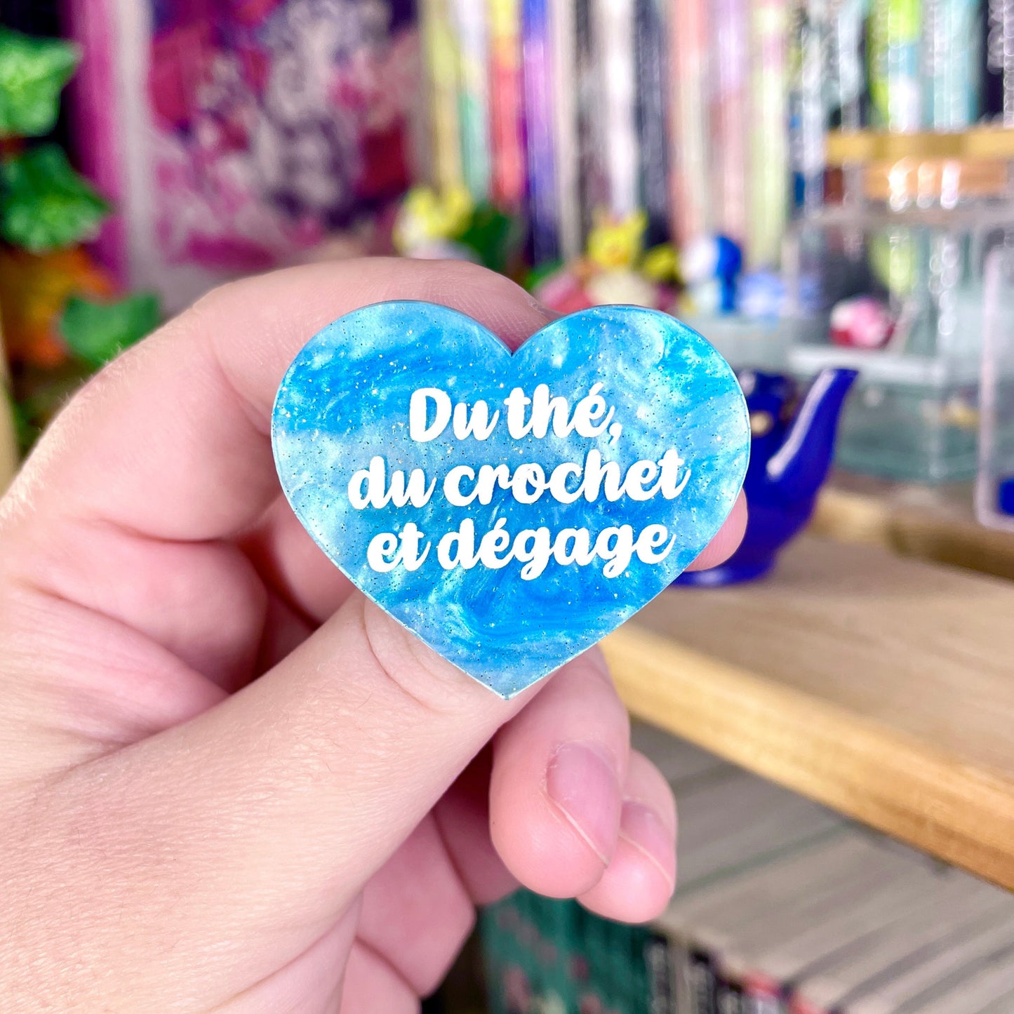 Broche "Du thé, du crochet et dégage" en acrylique marbrée bleue à paillettes