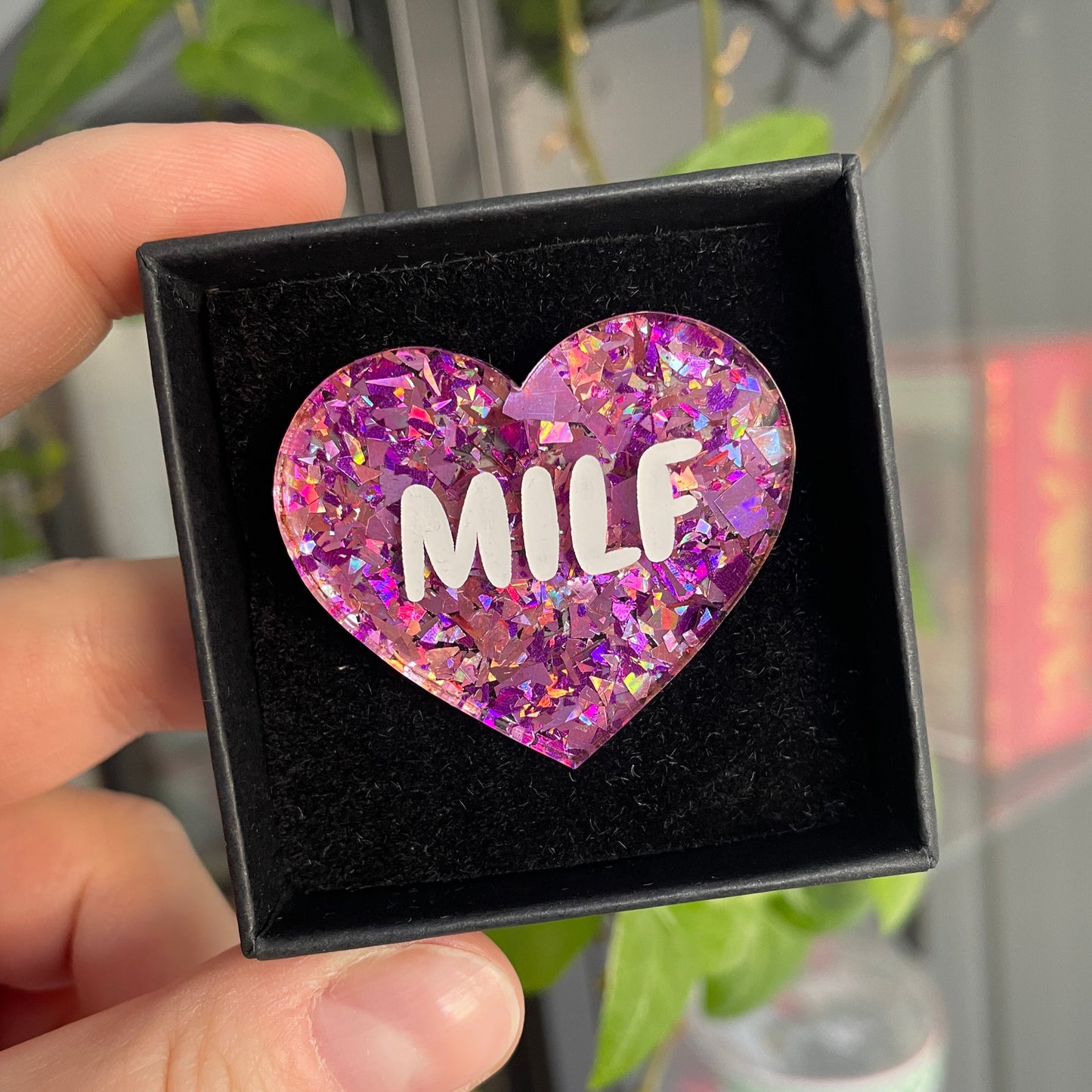 Broche "MILF" en acrylique à gros confettis holographiques roses et violets