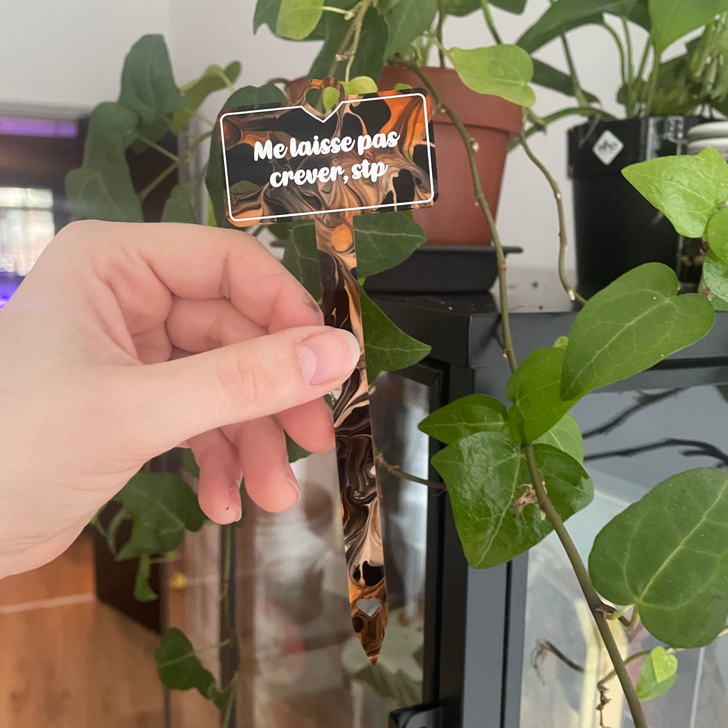 Pic à plante "Me laisse pas crever, stp" en acrylique marbrée orange, noire, blanche et transparente