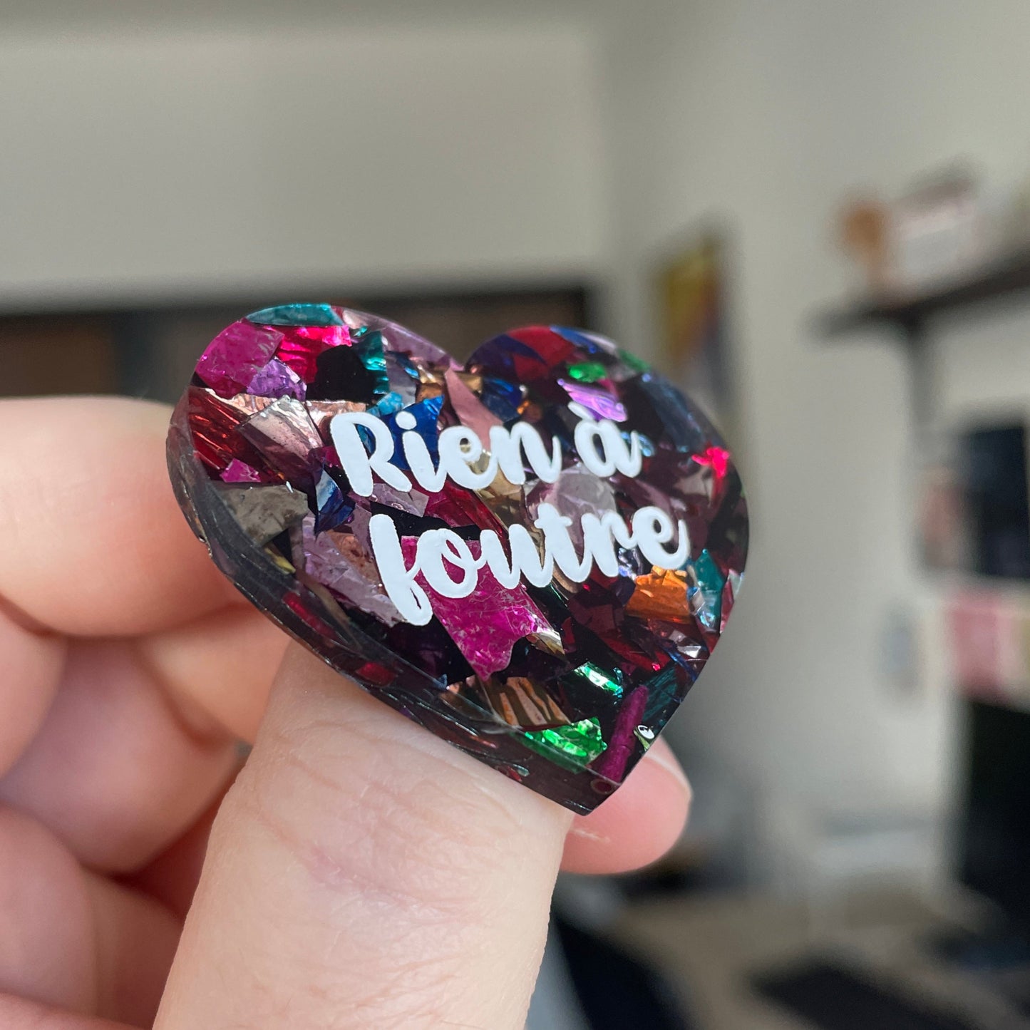 Broche "Rien à foutre" en acrylique à gros confettis multicolores