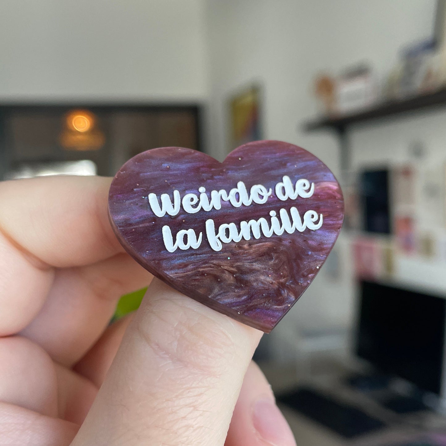 Broche "Weirdo de la famille" en acrylique marbrée marron, violette et bleue à paillettes