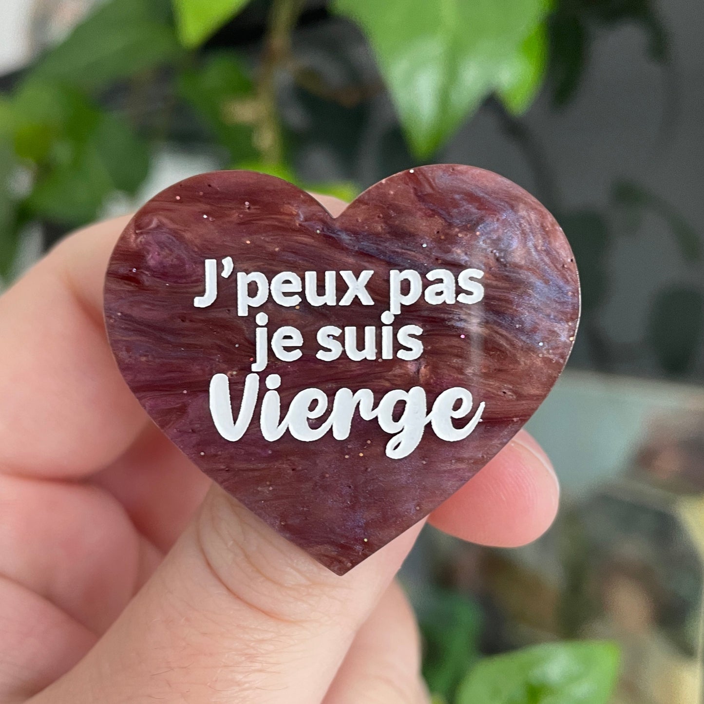 Broche "J'peux pas je suis Vierge" en acrylique marbrée marron, violette et bleue à paillettes