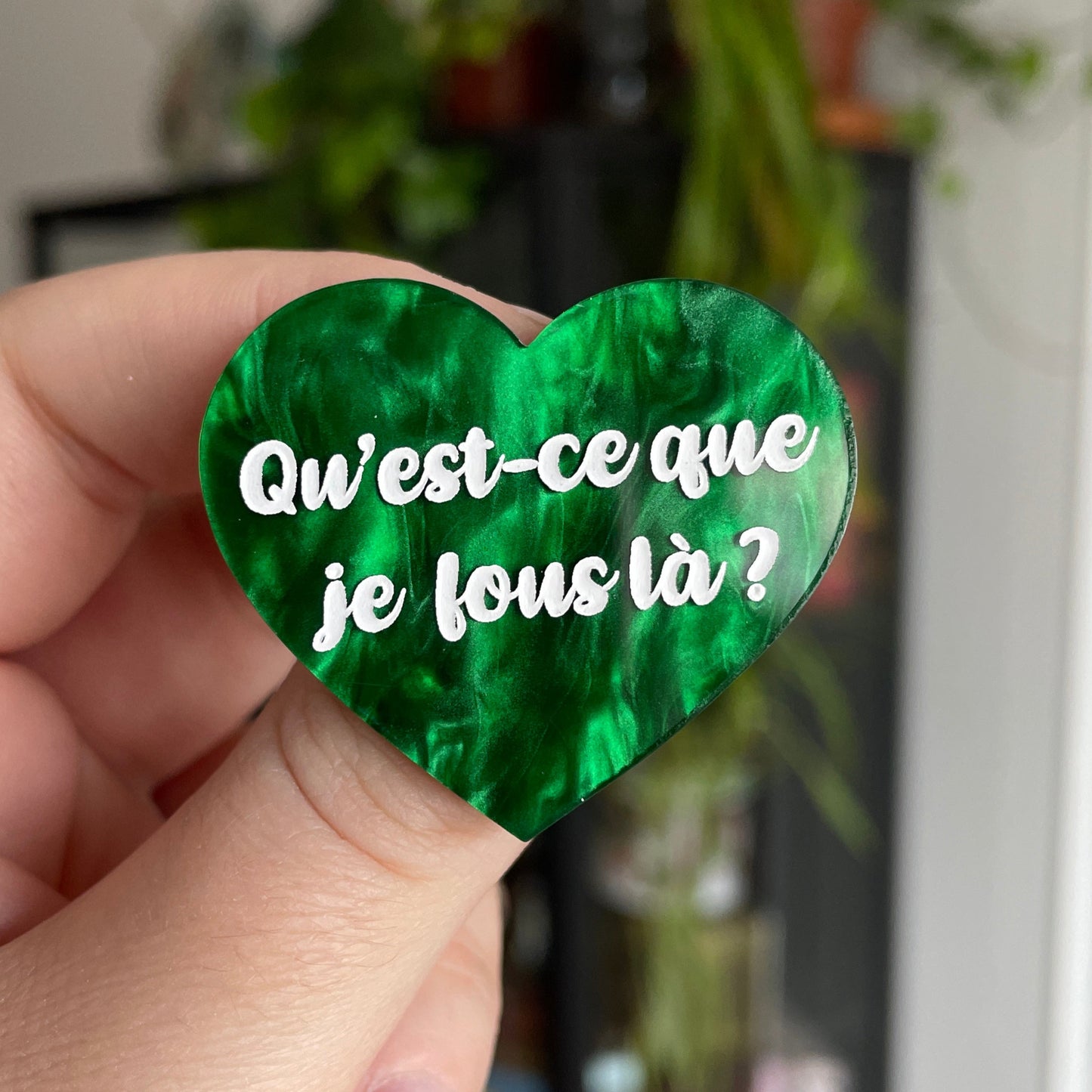 Broche "Qu'est-ce que je fous là ?" en acrylique marbrée verte