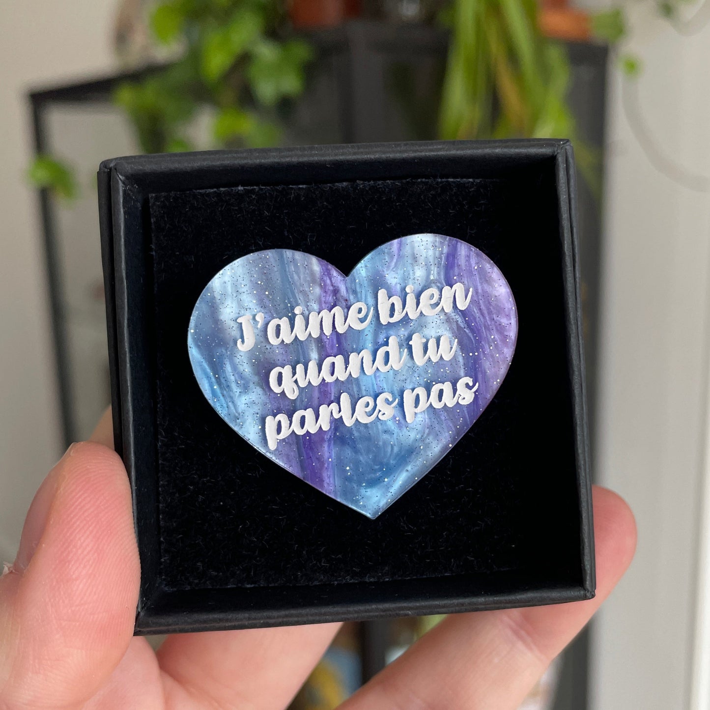 Broche "J'aime bien quand tu parles pas" en acrylique marbrée bleue et violette