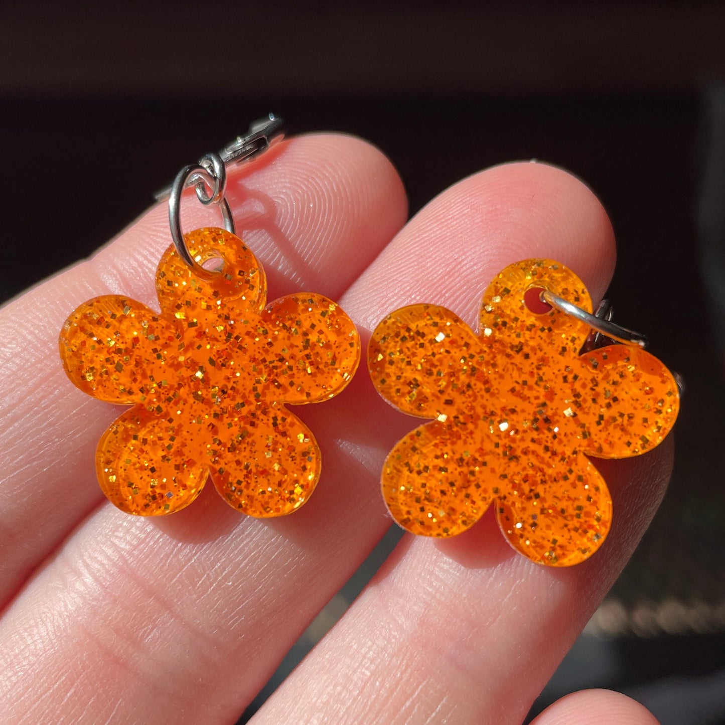 Petites boucles d'oreilles fleurs pendantes en acrylique japonaise orange pailletée