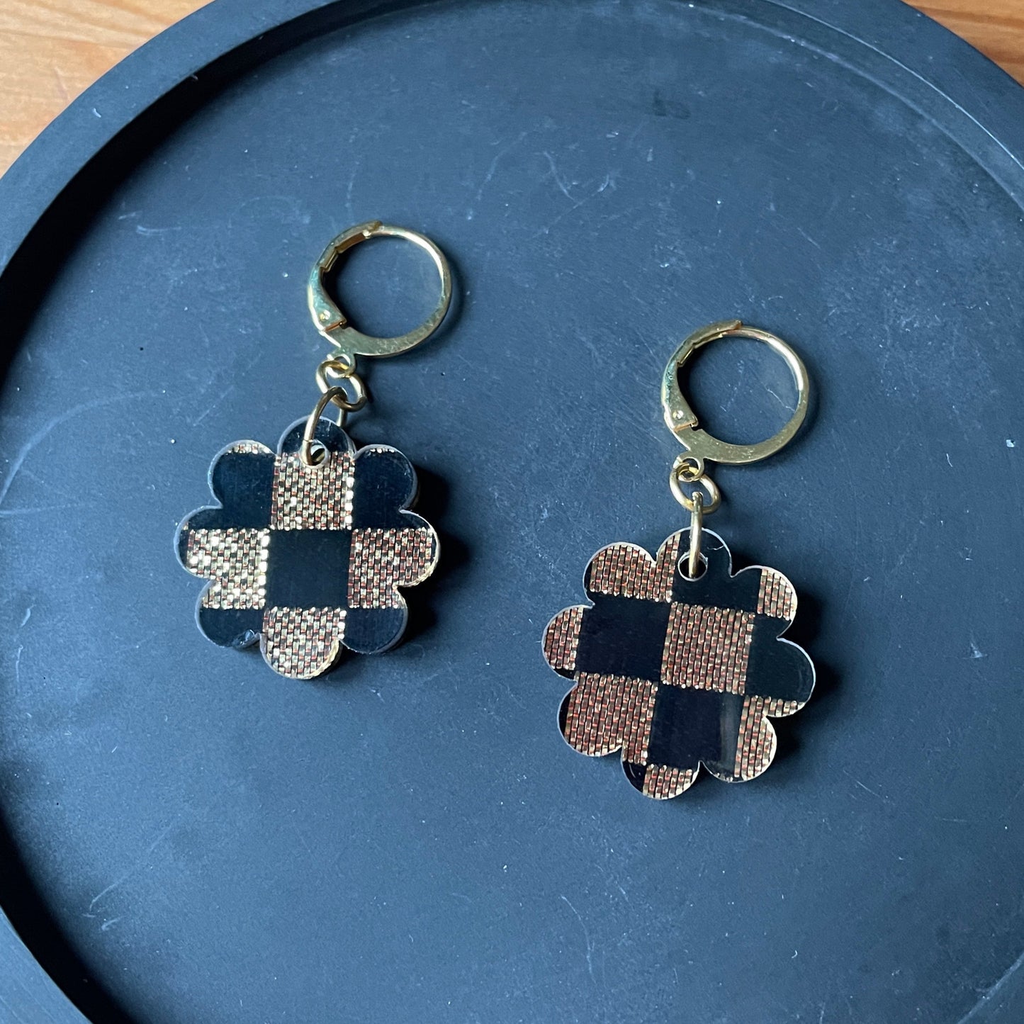 Petites boucles d'oreilles fleurs pendantes en acrylique japonaise à carreaux noirs et dorés