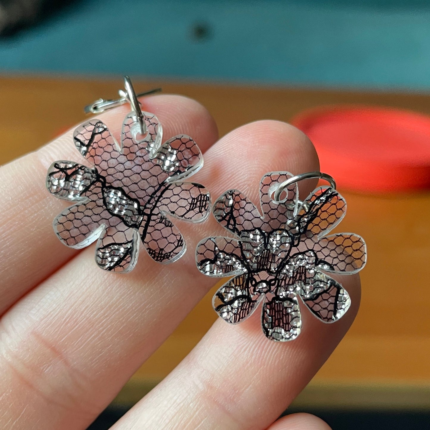 Petites boucles d'oreilles fleurs pendantes en acrylique japonaise avec de la dentelle noire et argentée