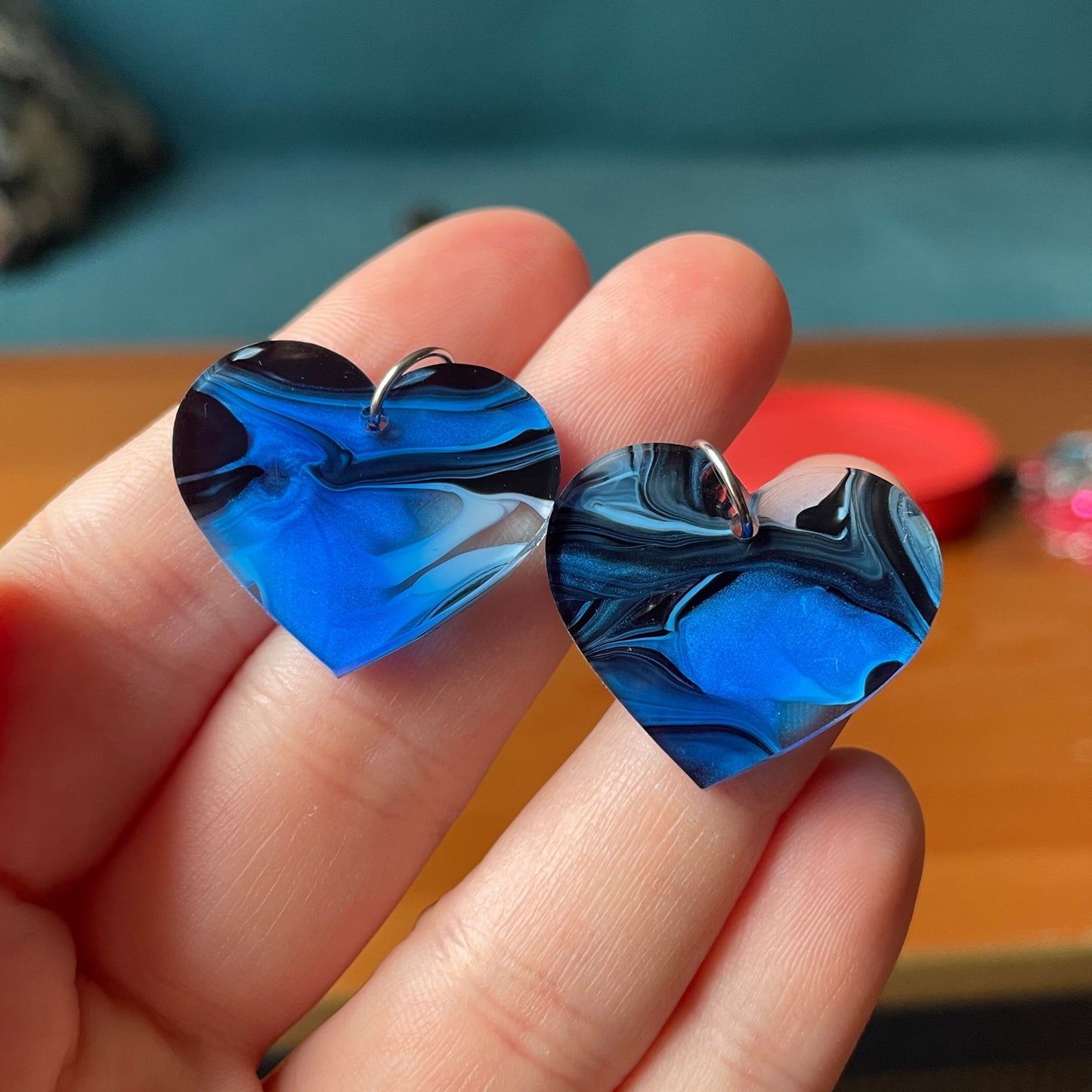 Petites boucles d'oreilles coeurs pendantes en acrylique marbrée bleue, blanche, noire et transparente