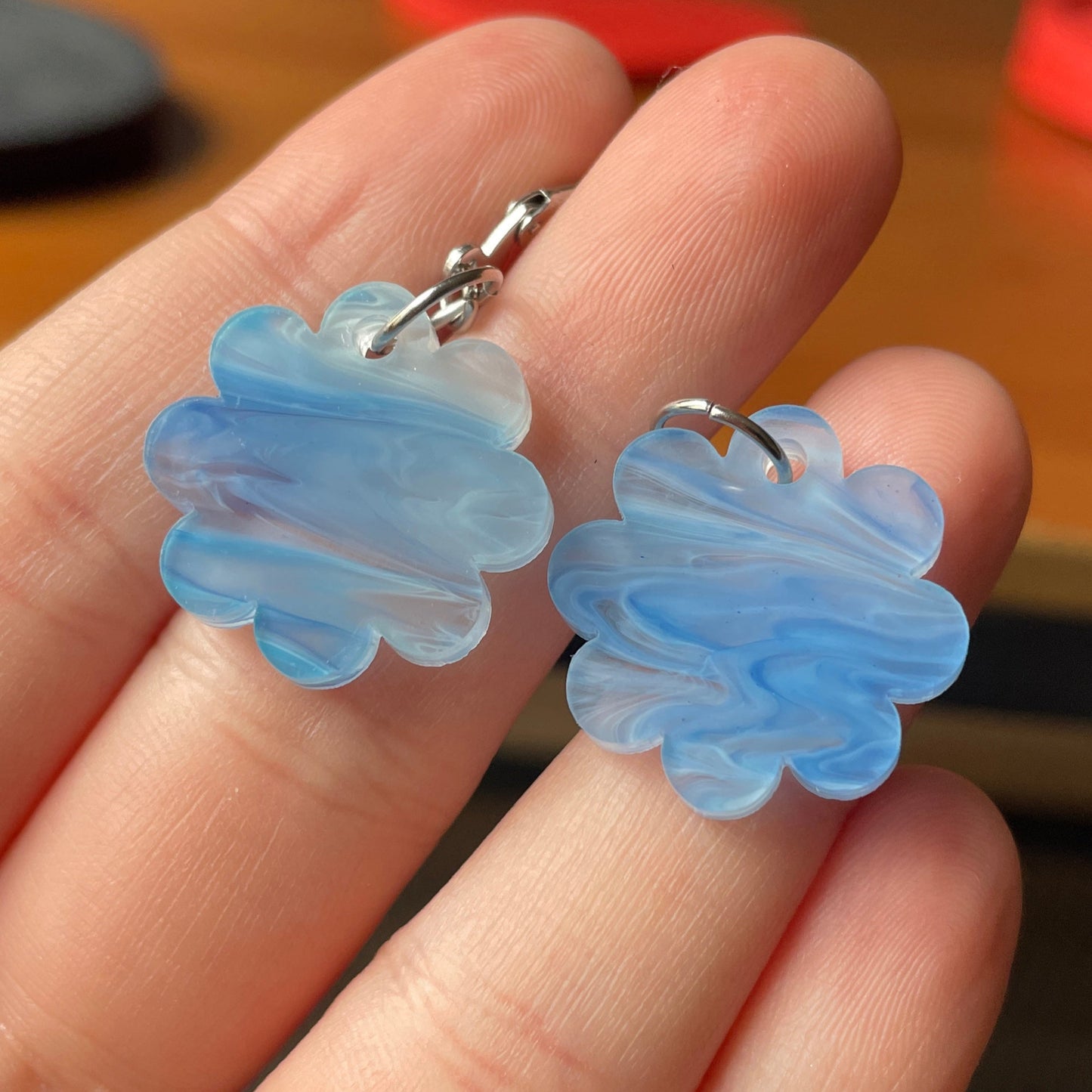 Petites boucles d'oreilles fleurs pendantes en acrylique japonaise marbrée bleue et blanche