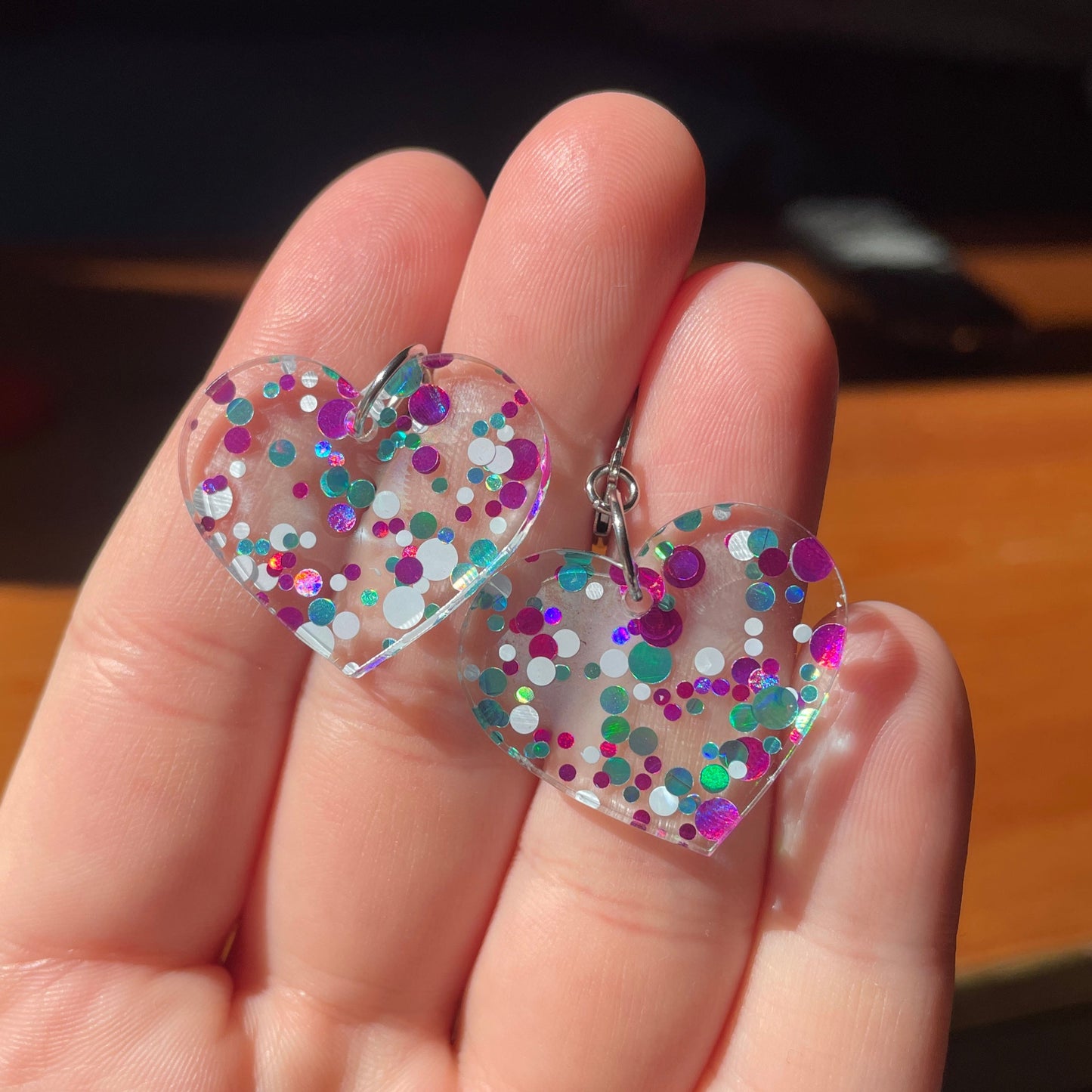 Petites boucles d'oreilles coeurs pendantes en acrylique à pois bleus, blancs et roses