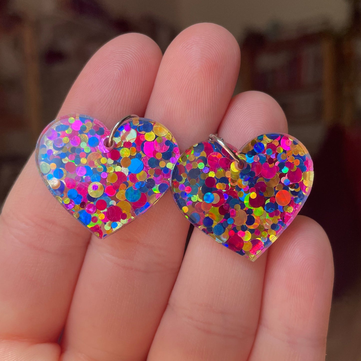 Petites boucles d'oreilles coeurs pendantes en acrylique à pois bleus, jaunes et roses