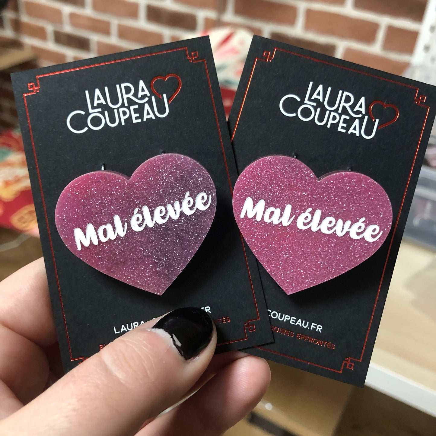 Broche "Mal élevée" en acrylique japonaise rose à paillettes