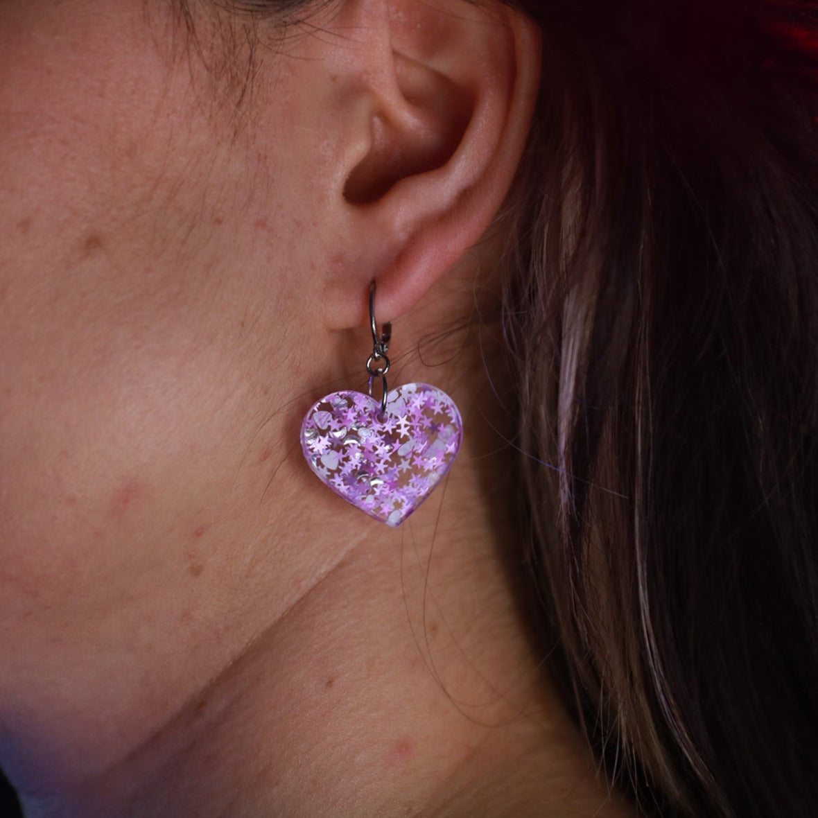 Petites boucles d'oreilles coeurs pendantes en acrylique transparente avec des confettis lunes roses holographiques