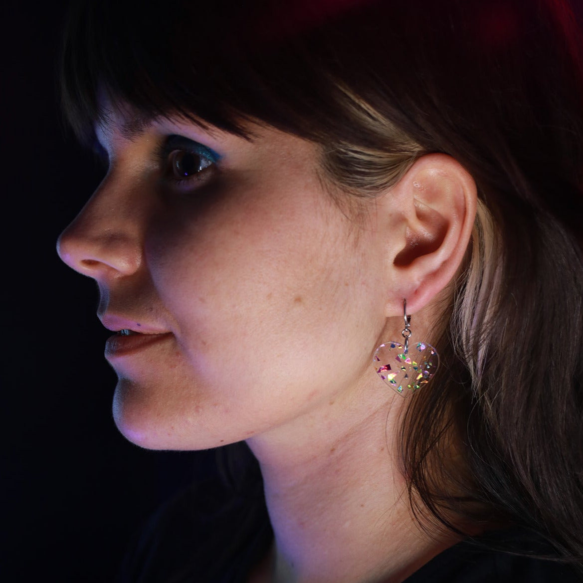 Petites boucles d'oreilles coeurs pendantes en acrylique transparente avec des éclats de confettis multicolores
