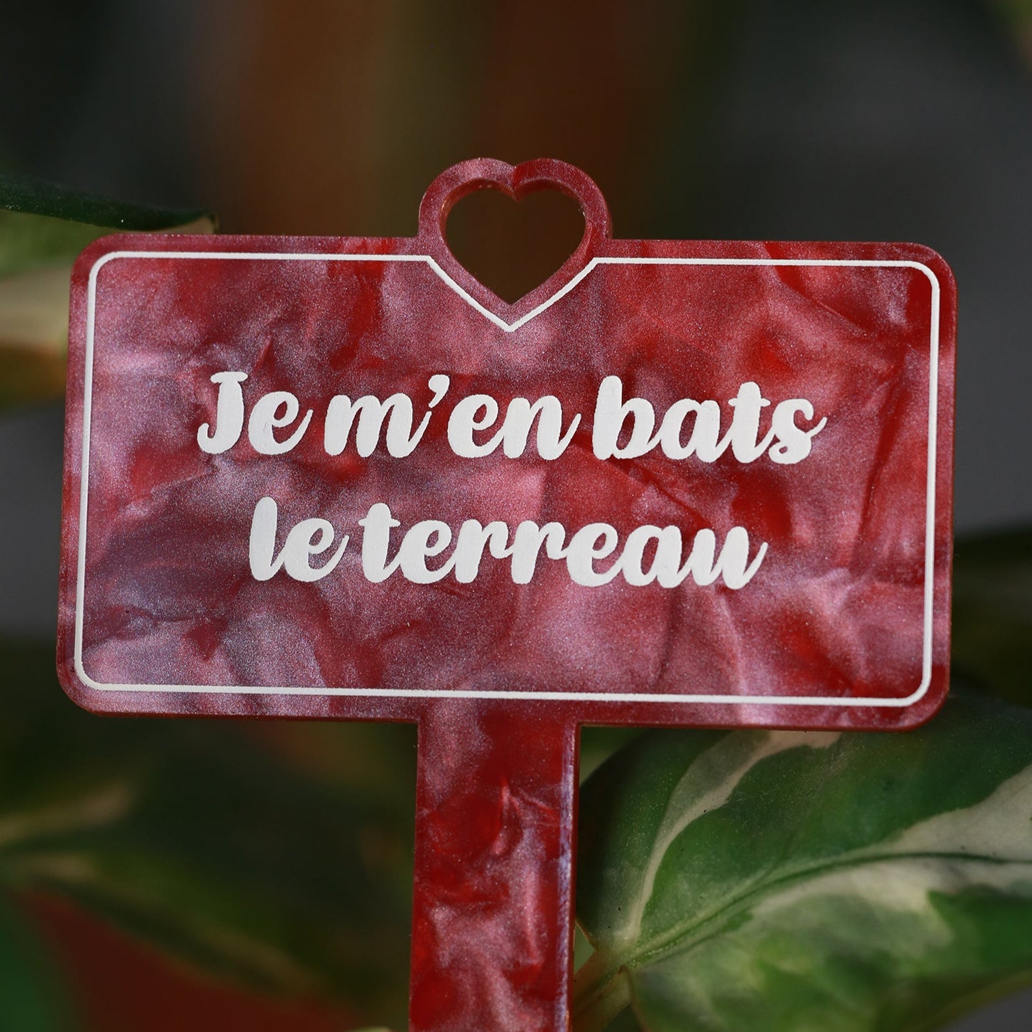 Pic à plante "Je m'en bats le terreau" en acrylique marbrée rouge