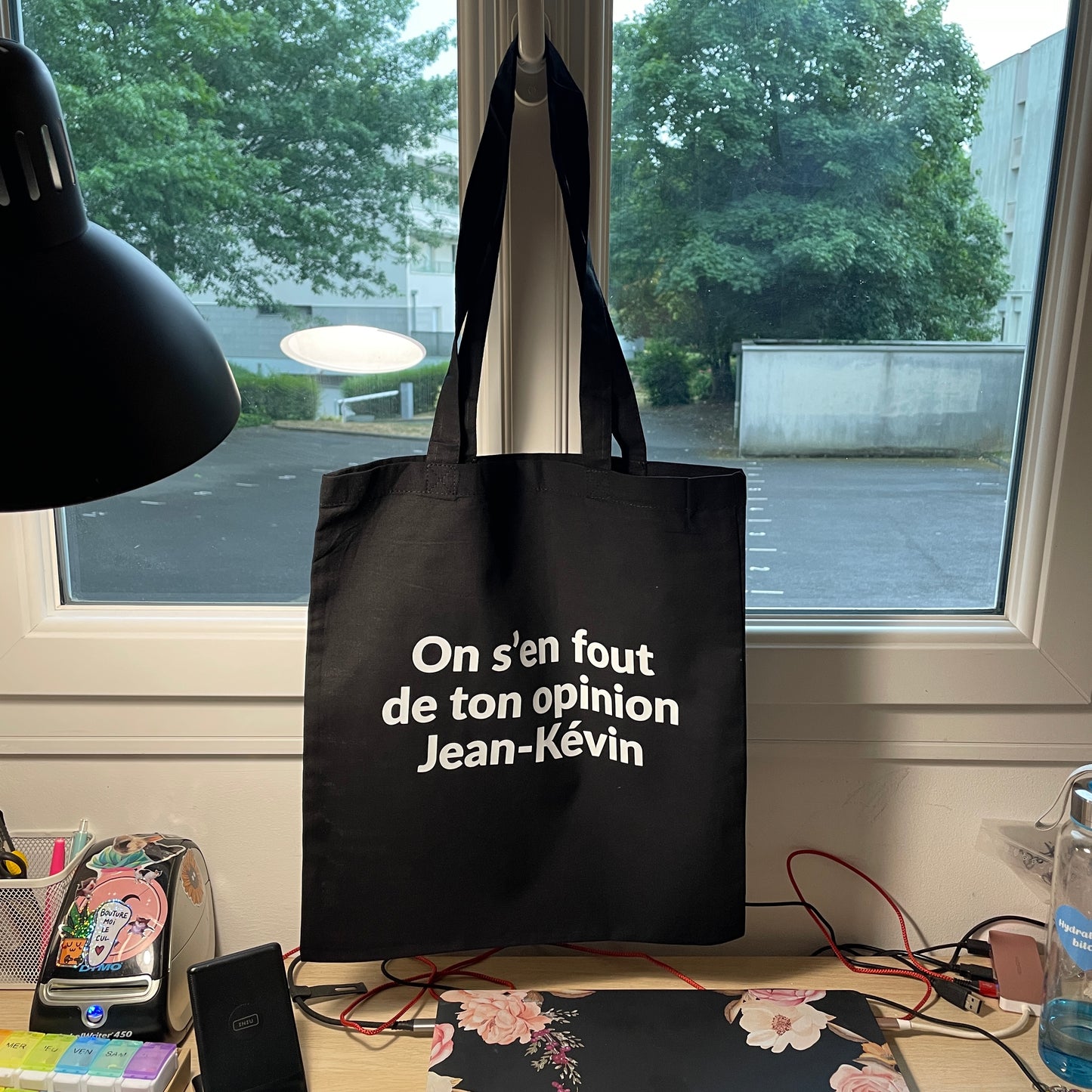 Tote bag en coton noir "On s'en fout de ton opinion Jean-Kévin"
