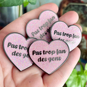 [CONTRÔLE TECHNIQUE] Pin en émail "Pas trop fan des gens" rose à paillettes