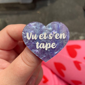 Broche "Vu et s’en tape" en acrylique marbrée bleue et violette à paillettes