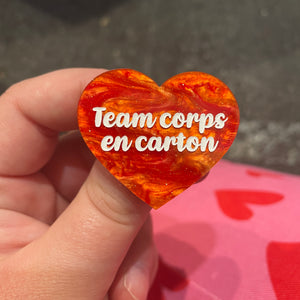 Broche "Team corps en carton" en acrylique marbrée orange à paillettes