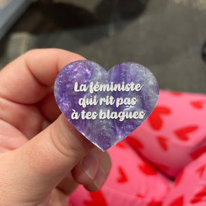 Broche "La féministe qui rit pas à tes blagues" en acrylique marbrée bleue et violette à paillettes