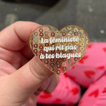 Charger l&#39;image dans la galerie, Broche &quot;La féministe qui rit pas à tes blagues&quot; en acrylique japonaise transparente avec des sequins dorés