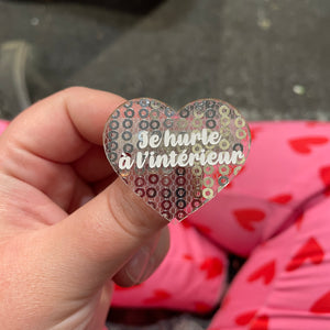 Broche "Je hurle à l’intérieur" en acrylique japonaise transparente avec des sequins argentés