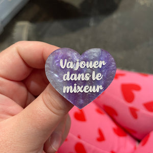 Broche "Va jouer dans le mixeur" en acrylique marbrée bleue et violette à paillettes