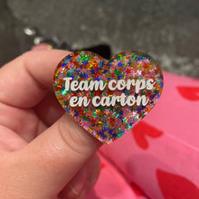 Charger l&#39;image dans la galerie, Broche &quot;Team corps en carton&quot; en acrylique semi-transparente avec des confettis étoiles multicolores
