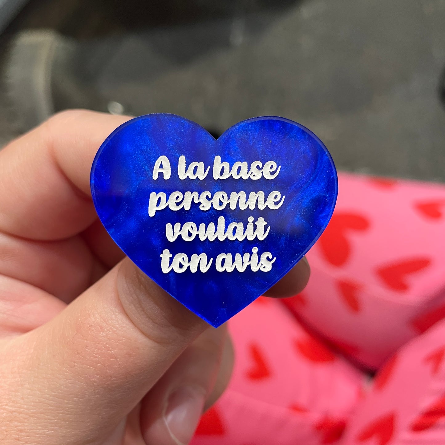 Broche "A la base personne voulait ton avis" en acrylique marbrée bleue