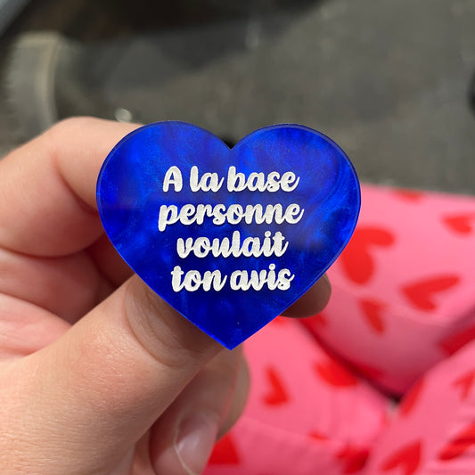 Broche "A la base personne voulait ton avis" en acrylique marbrée bleue