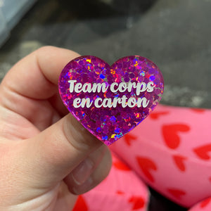 Broche "Team corps en carton" en acrylique semi-transparente avec des confettis fuchsia