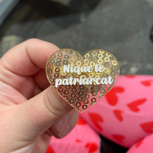 Broche "Nique le patriarcat" en acrylique japonaise transparente avec des sequins dorés