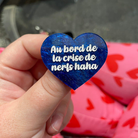 Broche "Au bord de la crise de nerfs haha" en acrylique marbrée bleue à paillettes