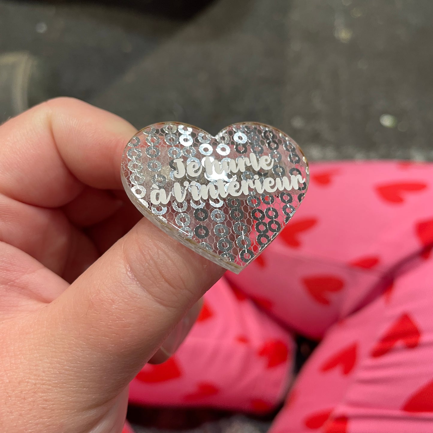 Broche "Je hurle à l’intérieur" en acrylique japonaise transparente avec des sequins argentés