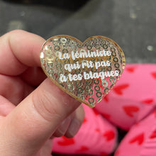 Charger l&#39;image dans la galerie, Broche &quot;La féministe qui rit pas à tes blagues&quot; en acrylique japonaise transparente avec des sequins dorés