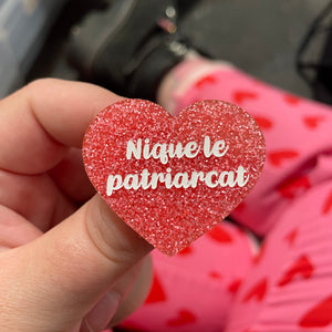 Broche "Nique le patriarcat" en acrylique à paillettes roses