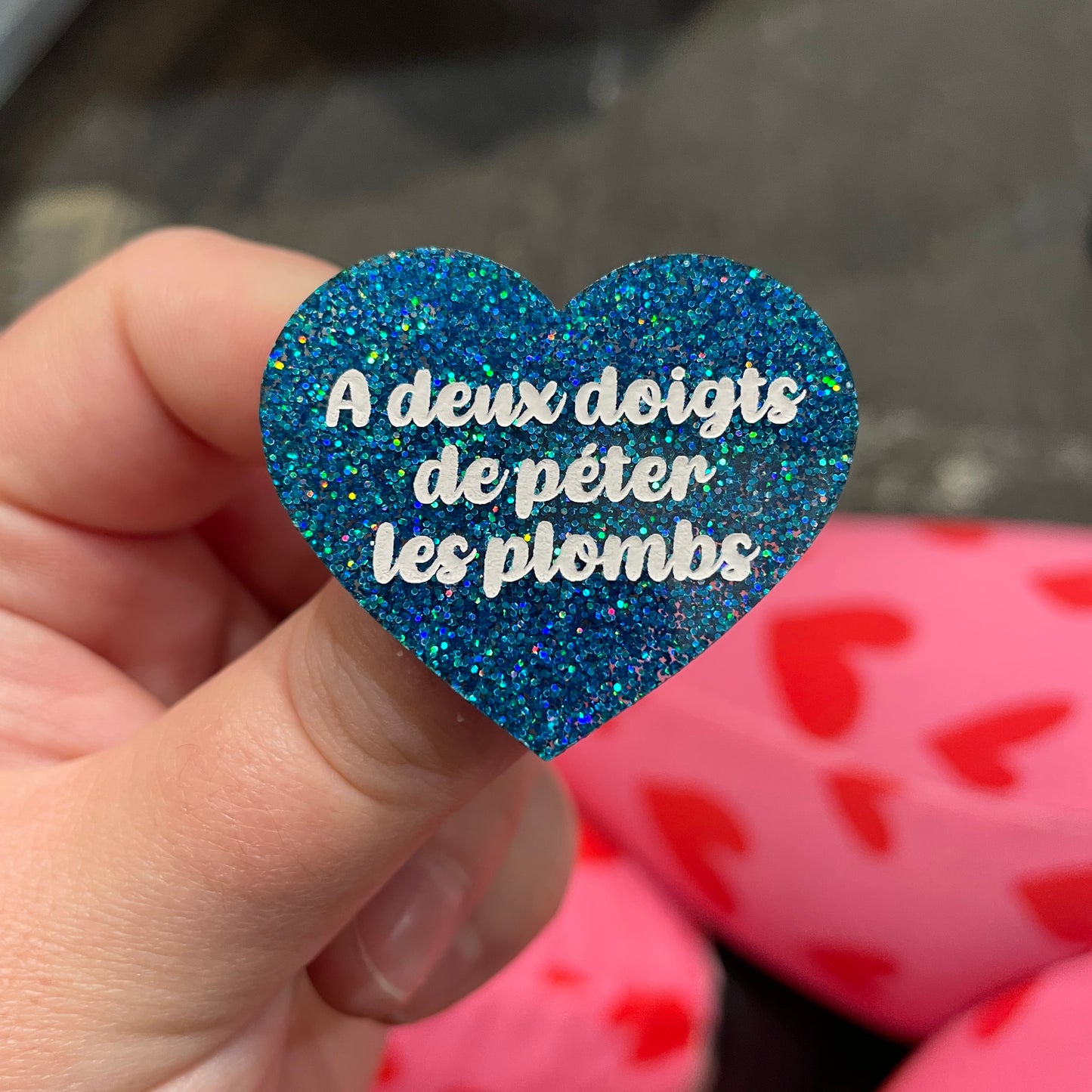 Broche "A deux doigts de péter les plombs" en acrylique à paillettes bleues