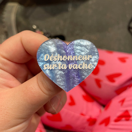 Broche "Déshonneur sur ta vache" en acrylique marbrée bleue et violette à paillettes