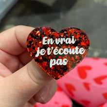 Charger l&#39;image dans la galerie, Broche &quot;En vrai je t’écoute pas&quot; en acrylique semi-transparente avec des pois rouges et noirs