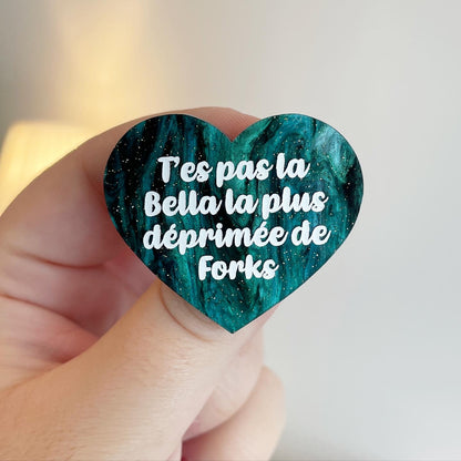 Broche "T'es pas la Bella la plus déprimée de Forks" en acrylique marbrée noire et vert sapin