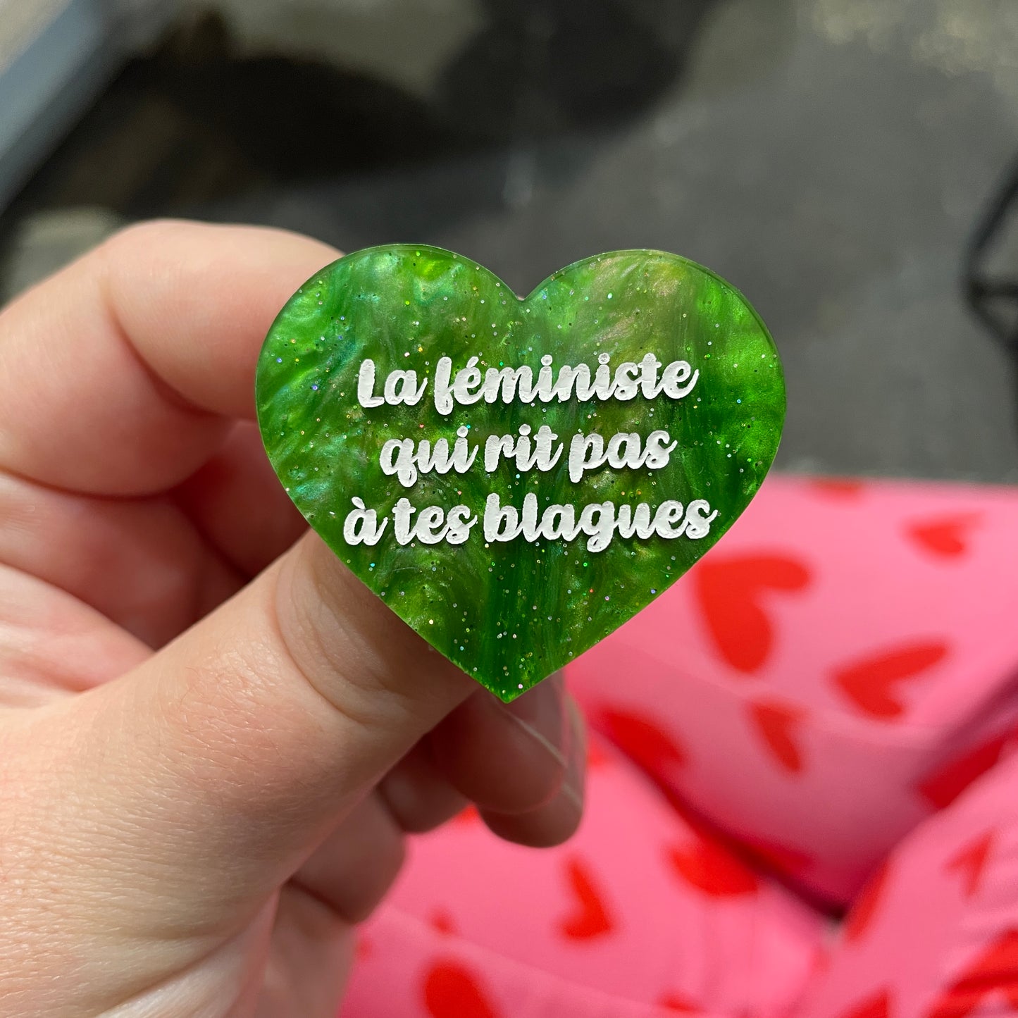 Broche "La féministe qui rit pas à tes blagues" en acrylique marbrée verte à paillettes