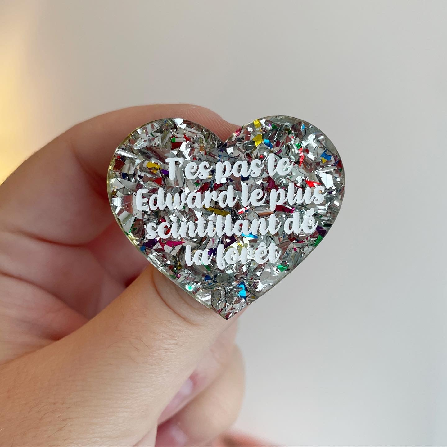Broche "T'es pas le Edward le plus scintillant de la forêt" en acrylique transparente à gros confettis argentés et multicolores