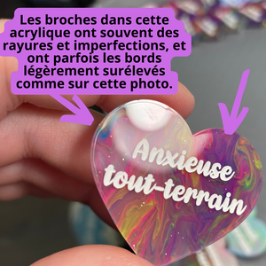 [CONTRÔLE TECHNIQUE] Broche "Anxieuse tout-terrain" en acrylique semi-transparente marbrée multicolore