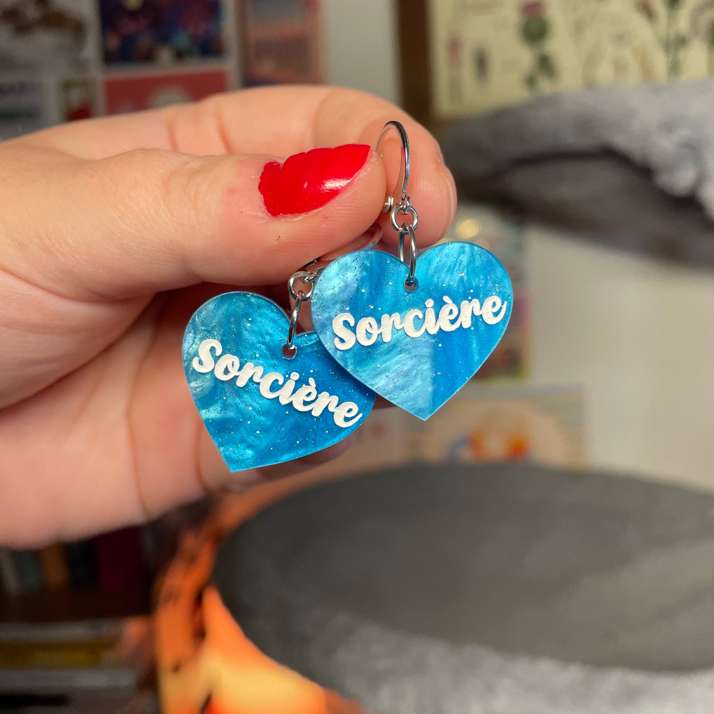 Petites boucles d'oreilles coeurs pendantes "Sorcière" en acrylique marbrée bleue à paillettes